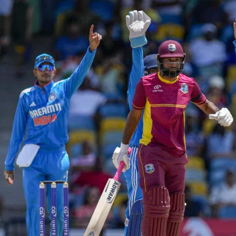 ಗುರುವಾರ ವೆಸ್ಟ್ ಇಂಡೀಸ್ ತಂಡವನ್ನು 5 ವಿಕೆಟ್ಗಳಿಂದ ಸೋಲಿಸಿದ ಭಾರತ ಮೊದಲ ಏಕದಿನ ಪಂದ್ಯವನ್ನು ಗೆದ್ದು ಮೂರು ಪಂದ್ಯಗಳ ಸರಣಿಯಲ್ಲಿ 1-0 ಸರಣಿಯಲ್ಲಿ ಮುನ್ನಡೆ ಸಾಧಿಸಿದೆ. ಇದು ವೆಸ್ಟ್ ಇಂಡೀಸ್ ವಿರುದ್ಧ ಏಕದಿನದಲ್ಲಿ ಟೀಮ್ ಇಂಡಿಯಾದ ಸತತ ಒಂಬತ್ತನೇ ಗೆಲುವು. ರೋಹಿತ್ ಶರ್ಮಾ ಪಡೆ ಈ ಗೆಲುವಿನ ಮೂಲಕ ಹಲವು ದಾಖಲೆಗಳನ್ನು ಮುರಿದಿದ್ದಾರೆ.