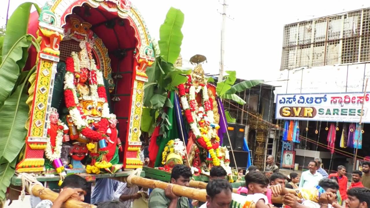 ಹೌದು, ಕೊರೊನಾ ಸೋಂಕು ಮಾಯವಾದ ಮೇಲೆ ಚಿಕ್ಕಬಳ್ಳಾಪುರ ಗ್ರಾಮ ಜಾತ್ರೆಯ ಪ್ರಯುಕ್ತ ಸ್ವತಃ ಬೆಂಗಳೂರಿನ ಸರ್ಕಲ್ ಮಾರಮ್ಮಳೆ ಚಿಕ್ಕಬಳ್ಳಾಪುರ ನಗರದ ಸರ್. ಎಂ.ವಿ ವೃತ್ತದಲ್ಲಿ ಆಗಮಿಸಿ ಪವಡಿಸಿದ್ದಾಳೆ.  
