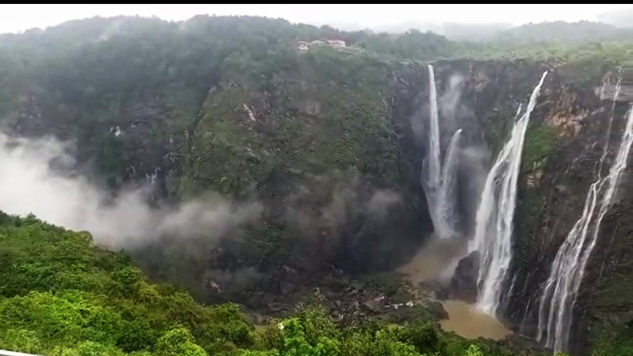 ಇನ್ನು ಮಳೆಗಾಲದಲ್ಲಿ ಮಲೆನಾಡಿನ ಜೋಗ​ ಜಲಪಾತವನ್ನ ನೋಡಲು ದೇಶ ಹೊರತುಪಡಿಸಿ ವಿದೇಶದಿಂದಲೂ ಪ್ರವಾಸಿಗರು ಹರಿದು ಬರುತ್ತಾರೆ.