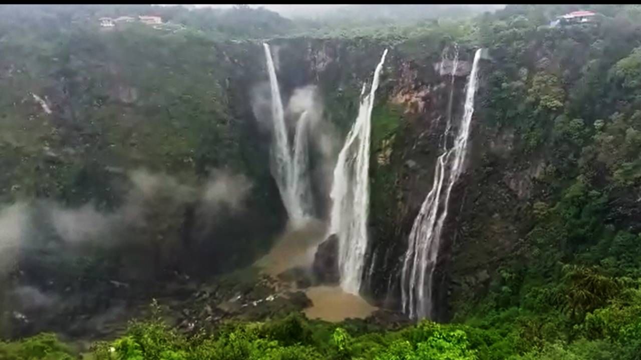 ಹೌದು ಶಿವಮೊಗ್ಗ ಜಿಲ್ಲೆಯ ಸಾಗರ ತಾಲೂಕಿನಲ್ಲಿರುವ ಜೋಗ​ ಜಲಪಾತ​ವು ಮಾನ್ಸೂನ್​ ಮಳೆಯಿಂದ ವೈಭವೀಕರಿಸುತ್ತಿದೆ.