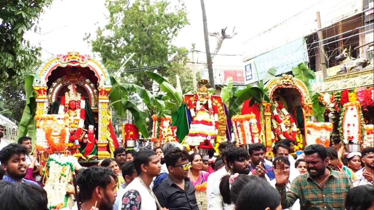 ಬೆಂಗಳೂರಿನ ಸರ್ಕಲ್ ಮಾರಮ್ಮಳನ್ನು ನೋಡಿ ದರ್ಶನ ಪಡೆಯಲು ಆಕೆ ಸಹೋದರ ಸಂಬಂಧಿಗಳು, ಸುತ್ತಮುತ್ತ ಇರುವ ದೇವಾನು ದೇವತೆಗಳು ಮೆರವಣಿಗೆಯಲ್ಲಿ ಆಗಮಿಸಿದ್ರು. ದೇವರ ಮೆರವಣಿಗೆಯಲ್ಲಿ ಭಾಗವಹಿಸಿದ್ದ ಮಹಿಳೆಯರು, ತಮಟೆಗಳ ವಾದ್ಯಕ್ಕೆ ತಕ್ಕಂತೆ ಕುಣಿದಿದ್ದು ವಿಶೇಷವಾಗಿತ್ತು.