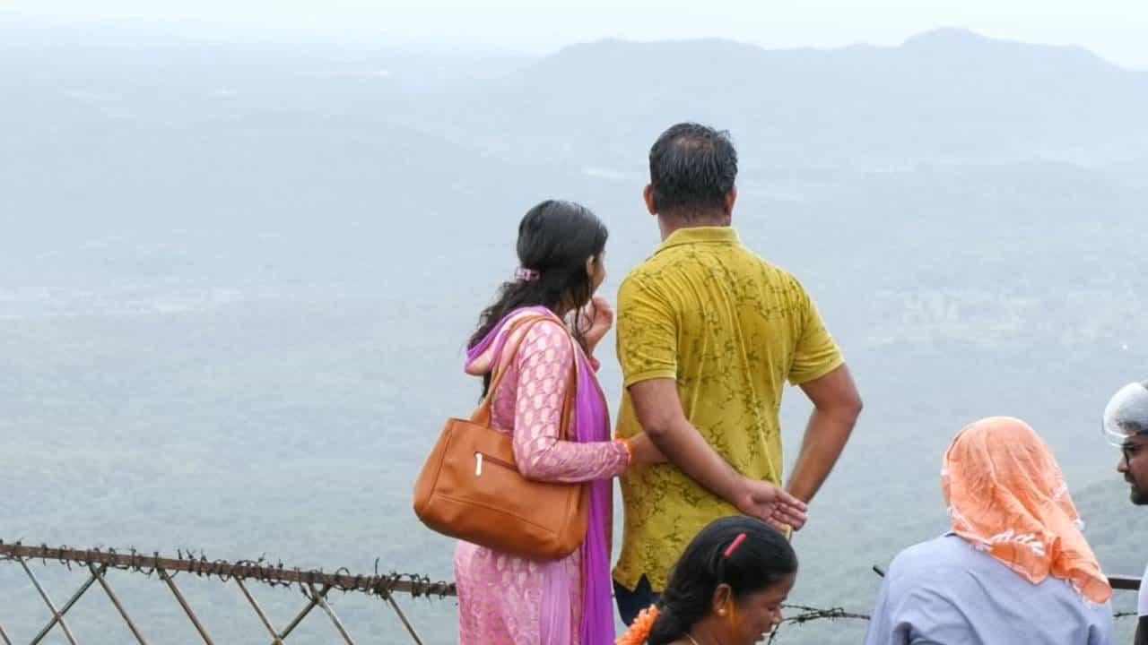 ಸುತ್ತಲೂ ನೋಡಿದರೂ ಹಚ್ಚ ಹಸಿರಿನಿಂದ ಕಂಗೊಳಿಸುವ ಬೆಟ್ಟದ ಸಾಲುಗಳು, ಬೆಟ್ಟಕ್ಕೆ ಮುತ್ತಿಕ್ಕುತ್ತಿರುವ ಬೆಳ್ಳಿ ಮೋಡಗಳು. ಈ ಸೌಂದರ್ಯಕ್ಕೆ ಮನಸೋಲದವರೆ ಇಲ್ಲ. ಅಷ್ಟಕ್ಕೂ ಈ ಅದ್ಭುತ ಮನಮೋಹಕ ದೃಶ್ಯ ಸೃಷ್ಟಿಯಾಗಿರೋದು ಚಾಮರಾಜನಗರ ಜಿಲ್ಲೆಯ ಯಳಂದೂರು ತಾಲೂಕಿನ ಬಿಳಿಗಿರಿರಂಗನ ಬೆಟ್ಟದಲ್ಲಿ.