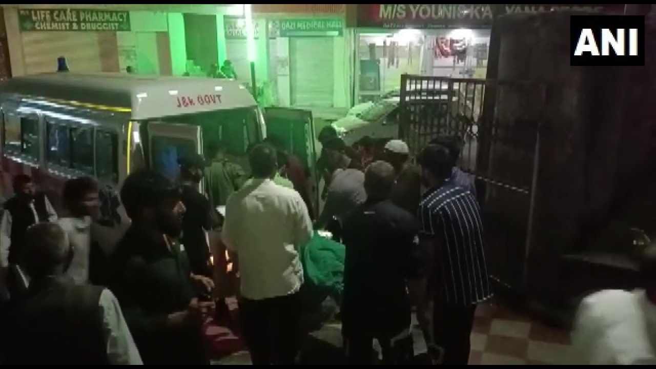 Rajouri Accident: ಜಮ್ಮು ಕಾಶ್ಮೀರದ ರಜೌರಿಯಲ್ಲಿ ಭೀಕರ ಅಪಘಾತ, ನಾಲ್ವರು ಸಾವು, ಐವರಿಗೆ ಗಾಯ Rajouri Accident: ಜಮ್ಮು ಕಾಶ್ಮೀರದ ರಜೌರಿಯಲ್ಲಿ ಭೀಕರ ಅಪಘಾತ, ನಾಲ್ವರು ಸಾವು, ಐವರಿಗೆ ಗಾಯ