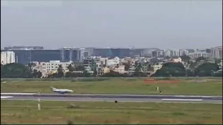 Bengaluru News: ಹೆಚ್ಎಎಲ್ ಏರ್ಪೋರ್ಟ್ನಲ್ಲಿ ವಿಮಾನ ತುರ್ತು ಭೂಸ್ಪರ್ಶ Bengaluru News: ಹೆಚ್ಎಎಲ್ ಏರ್ಪೋರ್ಟ್ನಲ್ಲಿ ವಿಮಾನ ತುರ್ತು ಭೂಸ್ಪರ್ಶ