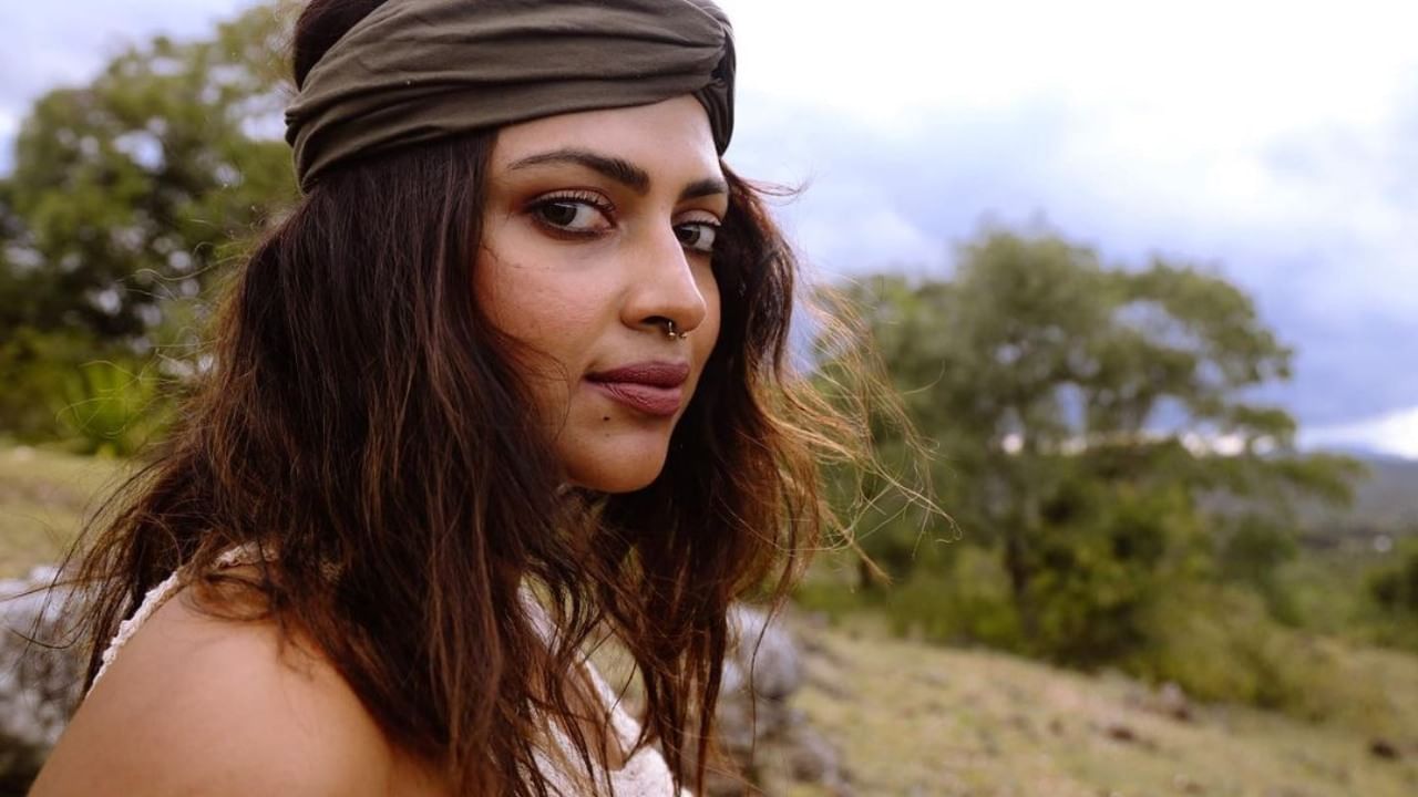 ಅಮಲಾ ಪೌಲ್ ಕನ್ನಡ ಪ್ರೇಕ್ಷಕರಿಗೂ ಪರಿಚಿತರು. ಸುದೀಪ್ ನಟನೆಯ ‘ಹೆಬ್ಬುಲಿ’ ಚಿತ್ರದಲ್ಲಿ ಅಮಲಾ ನಾಯಕಿ ಆಗಿ ನಟಿಸಿದ್ದರು.