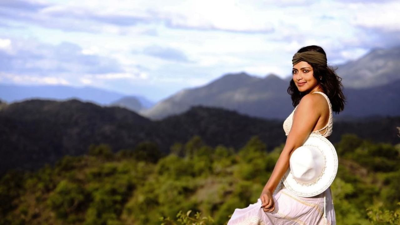 ಅಮಲಾ ಪೌಲ್ ಅವರು ಸೋಶಿಯಲ್ ಮೀಡಿಯಾದಲ್ಲಿ ಸುತ್ತಾಟದ ಫೋಟೋಗಳನ್ನು ಹಂಚಿಕೊಂಡಿದ್ದಾರೆ. ಬೆಟ್ಟದ ಮೇಲೆ ನಿಂತು ಸಖತ್ ಬೋಲ್ಡ್ ಆಗಿ ಕಾಣಿಸಿಕೊಂಡಿದ್ದಾರೆ.