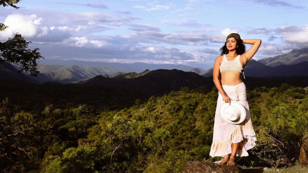 ನಟಿ ಅಮಾಲಾ ಪೌಲ್ ಅವರು ದೇಶ-ವಿದೇಶ ಸುತ್ತುತ್ತಾ ಇರುತ್ತಾರೆ. ಇದರ ಫೋಟೋಗಳನ್ನು ಅವರು ಸೋಶಿಯಲ್ ಮೀಡಿಯಾದಲ್ಲಿ ಹಂಚಿಕೊಳ್ಳುತ್ತಾರೆ. ಈಗ ಅವರು ಮತ್ತೆ ಟ್ರಾವೆಲ್ ಮೋಡ್ನಲ್ಲಿದ್ದಾರೆ.