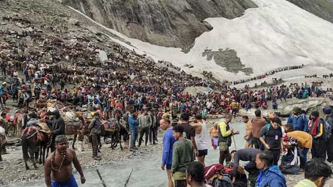 Amarnath Yatra: ಭಾರಿ ಮಳೆ, ಭೂಕುಸಿತ, ಸತತ 3ನೇ ದಿನವೂ ಅಮರನಾಥ ಯಾತ್ರೆ ಸ್ಥಗಿತ, ಸಾವಿರಾರು ಯಾತ್ರಿಕರ ಪರದಾಟ
