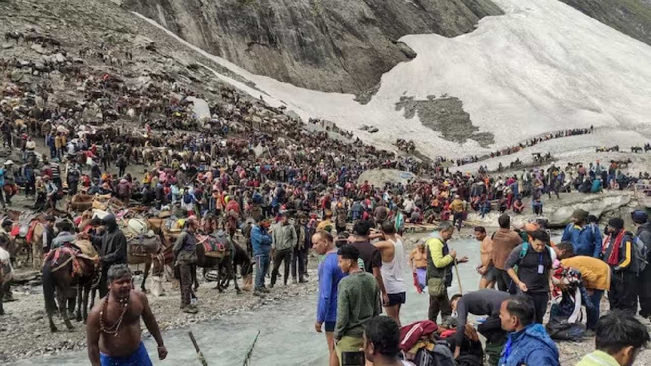 Amarnath Yatra: ಭಾರಿ ಮಳೆ, ಭೂಕುಸಿತ, ಸತತ 3ನೇ ದಿನವೂ ಅಮರನಾಥ ಯಾತ್ರೆ ಸ್ಥಗಿತ, ಸಾವಿರಾರು ಯಾತ್ರಿಕರ ಪರದಾಟ Amarnath Yatra: ಭಾರಿ ಮಳೆ, ಭೂಕುಸಿತ, ಸತತ 3ನೇ ದಿನವೂ ಅಮರನಾಥ ಯಾತ್ರೆ ಸ್ಥಗಿತ, ಸಾವಿರಾರು ಯಾತ್ರಿಕರ ಪರದಾಟ