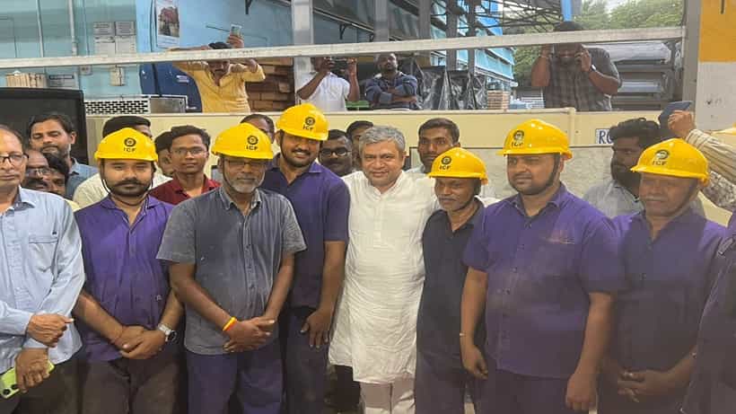 ಚೆನ್ನೈನ ಐಸಿಎಫ್ಗೆ ಭೇಟಿ ನೀಡಿ ವಂದೇ ಭಾರತ್ ರೈಲು ಪರಿಶೀಲಿಸಿದ ಕೇಂದ್ರ ಸಚಿವ ಅಶ್ವಿನಿ ವೈಷ್ಣವ್