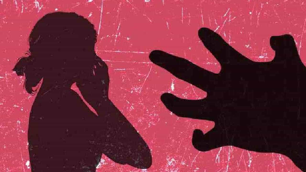 Pune Crime: ಸಾಲ ಪಡೆದ ಹಣವನ್ನು ಹಿಂದಿರುಗಿಸದಿದ್ದಕ್ಕೆ ಪತಿ ಎದುರೇ ಪತ್ನಿಯ ಮೇಲೆ ಅತ್ಯಾಚಾರವೆಸಗಿದ ಲೇವಾದೇವಿಗಾರ Pune Crime: ಸಾಲ ಪಡೆದ ಹಣವನ್ನು ಹಿಂದಿರುಗಿಸದಿದ್ದಕ್ಕೆ ಪತಿ ಎದುರೇ ಪತ್ನಿಯ ಮೇಲೆ ಅತ್ಯಾಚಾರವೆಸಗಿದ ಲೇವಾದೇವಿಗಾರ