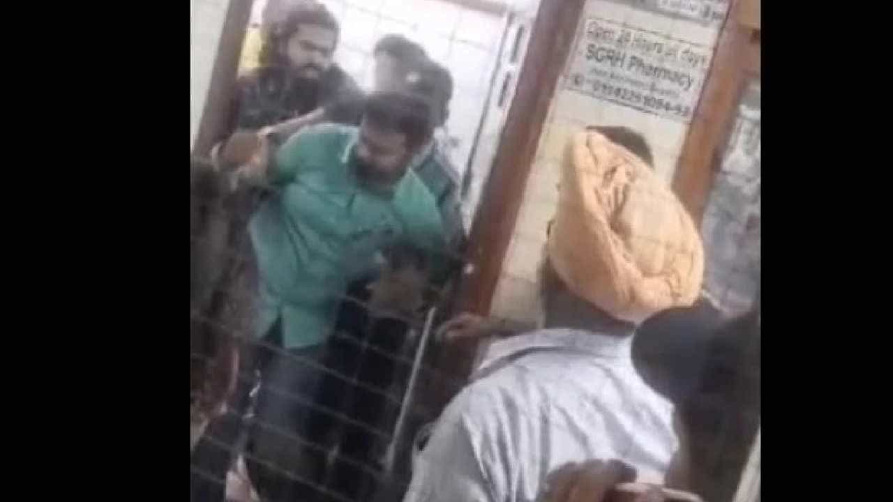 Delhi Crime: ಸಮಾಲೋಚನೆ ವೇಳೆ ವೈದ್ಯರ ಮೇಲೆ ಚಾಕುವಿನಿಂದ ಹಲ್ಲೆ ನಡೆಸಿದ ರೋಗಿ Delhi Crime: ಸಮಾಲೋಚನೆ ವೇಳೆ ವೈದ್ಯರ ಮೇಲೆ ಚಾಕುವಿನಿಂದ ಹಲ್ಲೆ ನಡೆಸಿದ ರೋಗಿ