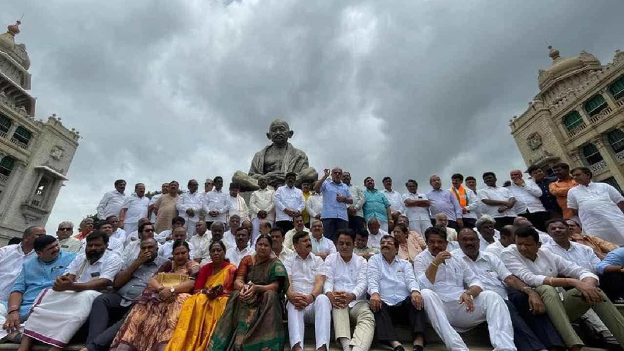 ಬಿಜೆಪಿ ನಾಯಕರು ಗೋಡ್ಸೆ ಪ್ರತಿಮೆ ಮುಂದೆ ಧರಣಿ ಮಾಡಬೇಕಿತ್ತು, ಸದನ ಬಹಿಷ್ಕಾರಕ್ಕೆ ಸಿದ್ದರಾಮಯ್ಯ ಚಾಟಿ ಬಿಜೆಪಿ ನಾಯಕರು ಗೋಡ್ಸೆ ಪ್ರತಿಮೆ ಮುಂದೆ ಧರಣಿ ಮಾಡಬೇಕಿತ್ತು, ಸದನ ಬಹಿಷ್ಕಾರಕ್ಕೆ ಸಿದ್ದರಾಮಯ್ಯ ಚಾಟಿ