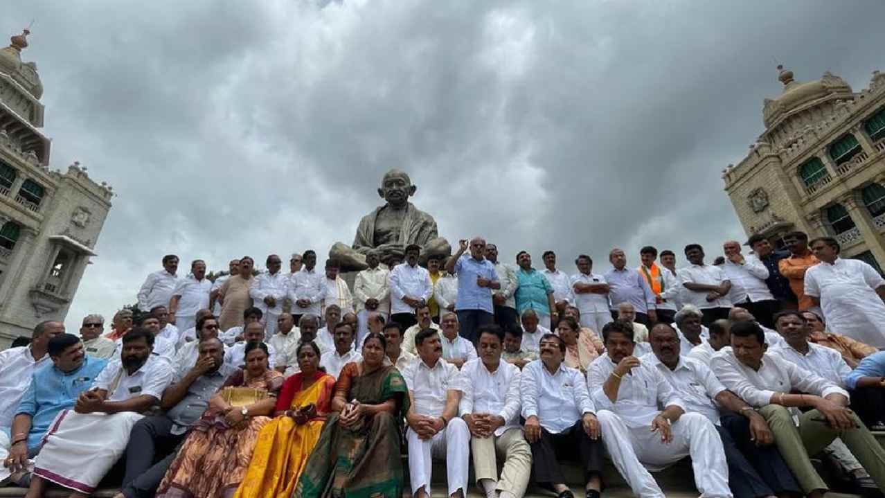 ಬಿಜೆಪಿ ನಾಯಕರು ಗೋಡ್ಸೆ ಪ್ರತಿಮೆ ಮುಂದೆ ಧರಣಿ ಮಾಡಬೇಕಿತ್ತು, ಸದನ ಬಹಿಷ್ಕಾರಕ್ಕೆ ಸಿದ್ದರಾಮಯ್ಯ ಚಾಟಿ