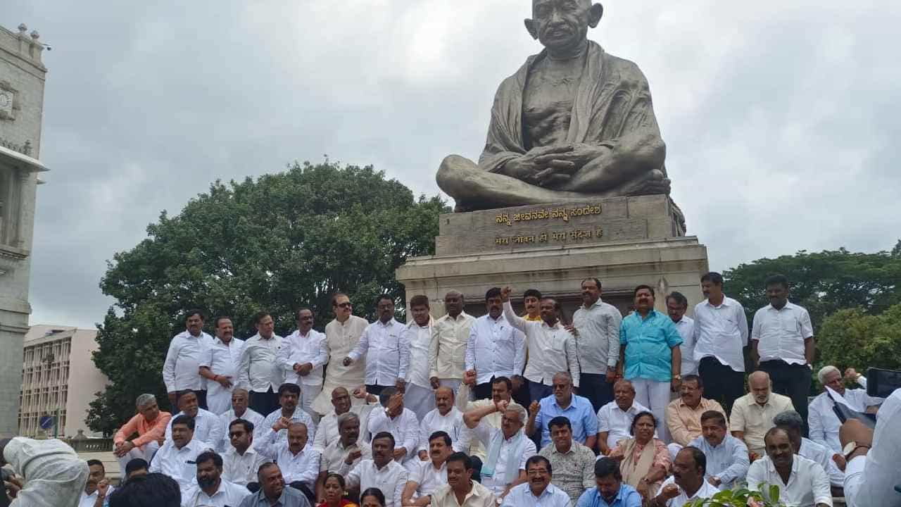 ಸದನದಿಂದ ಅಮಾನತು: ಕಲಾಪ ಬಹಿಷ್ಕರಿಸಿ ಪ್ರತಿಭಟನೆಗಿಳಿದ ಬಿಜೆಪಿ ಶಾಸಕರು, ರಾಜ್ಯಪಾಲರಿಗೆ ದೂರು ನೀಡಲು ತೀರ್ಮಾನ ಸದನದಿಂದ ಅಮಾನತು: ಕಲಾಪ ಬಹಿಷ್ಕರಿಸಿ ಪ್ರತಿಭಟನೆಗಿಳಿದ ಬಿಜೆಪಿ ಶಾಸಕರು, ರಾಜ್ಯಪಾಲರಿಗೆ ದೂರು ನೀಡಲು ತೀರ್ಮಾನ