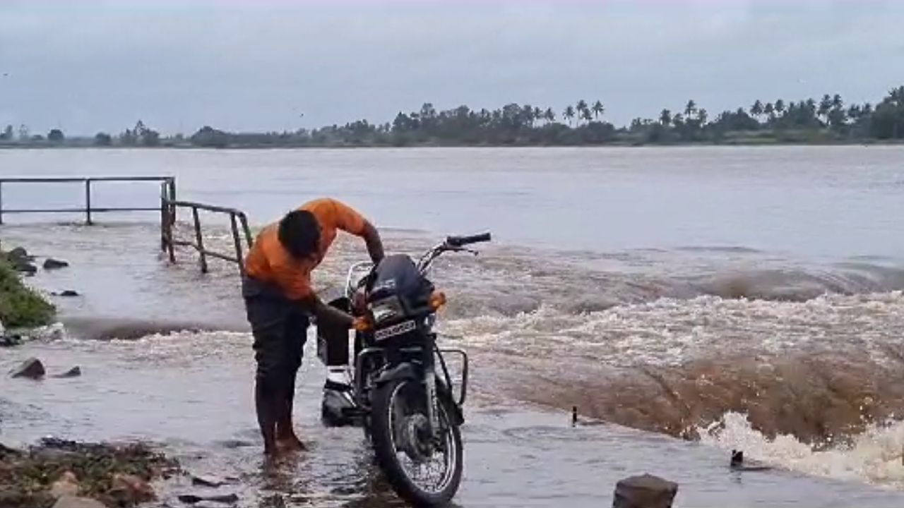 ಬಾಗಲಕೋಟೆ ಜಿಲ್ಲೆ ಜಮಖಂಡಿ ತಾಲೂಕಿನ ಚಿಕ್ಕಪಡಸಲಗಿ ಶ್ರಮಬಿಂದುಸಾಗರ ಬ್ಯಾರೇಜ್ ಮೇಲೆ ನಿಂತು ಯುವಕರು ಸೆಲ್ಫಿ, ರೀಲ್ಸ್​ಗಾಗಿ ಮುಗಿಬಿದ್ದಿದ್ದಾರೆ. ಇಲ್ಲೊಬ್ಬ ವ್ಯಕ್ತಿ ಪ್ರಾಣದ ಅಪಾಯವನ್ನೂ ಲೆಕ್ಕಿಸದೆ ಹರಿಯುವ ನೀರಿನಲ್ಲಿ ಬೈಕ್ ತೊಳೆಯುತ್ತಿದ್ದಾನೆ.