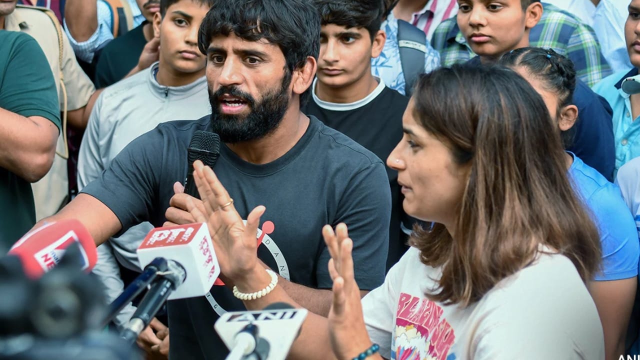 ಬಜರಂಗ್ ಪುನಿಯಾ, ವಿನೇಶ್ ಫೋಗಟ್ಗೆ ಏಷ್ಯನ್ ಗೇಮ್ಸ್ನಲ್ಲಿ ನೇರ ಅರ್ಹತೆ ಪ್ರಶ್ನಿಸಿದ ಅರ್ಜಿ ವಜಾಗೊಳಿಸಿದ ದೆಹಲಿ ಹೈಕೋರ್ಟ್ ಬಜರಂಗ್ ಪುನಿಯಾ, ವಿನೇಶ್ ಫೋಗಟ್ಗೆ ಏಷ್ಯನ್ ಗೇಮ್ಸ್ನಲ್ಲಿ ನೇರ ಅರ್ಹತೆ ಪ್ರಶ್ನಿಸಿದ ಅರ್ಜಿ ವಜಾಗೊಳಿಸಿದ ದೆಹಲಿ ಹೈಕೋರ್ಟ್