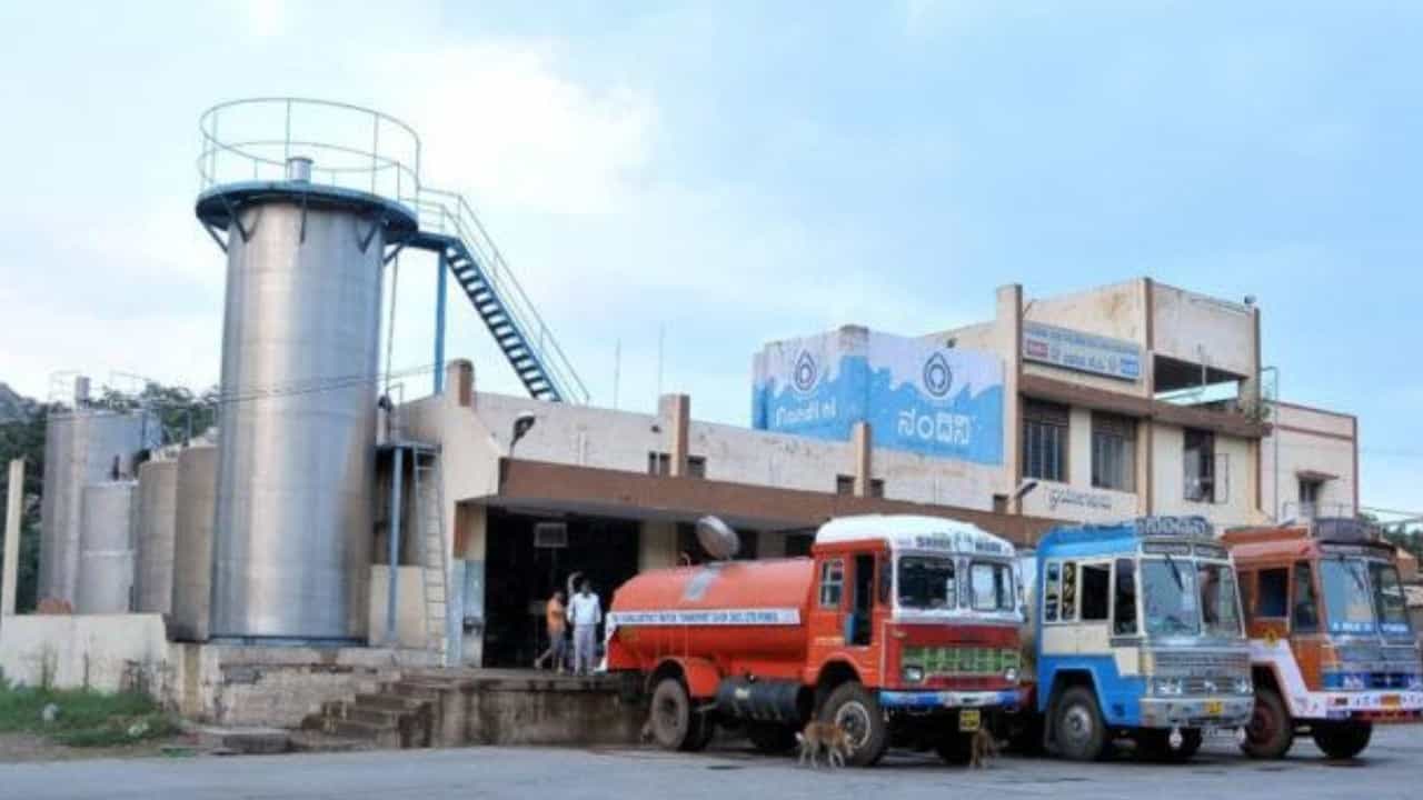 ಬಳ್ಳಾರಿ ಹಾಲು ಒಕ್ಕೂಟಕ್ಕೆ ಸಂಕಟ: ಪ್ರತಿ ತಿಂಗಳು 40 ಲಕ್ಷ ರೂ. ನಷ್ಟ ಬಳ್ಳಾರಿ ಹಾಲು ಒಕ್ಕೂಟಕ್ಕೆ ಸಂಕಟ: ಪ್ರತಿ ತಿಂಗಳು 40 ಲಕ್ಷ ರೂ. ನಷ್ಟ