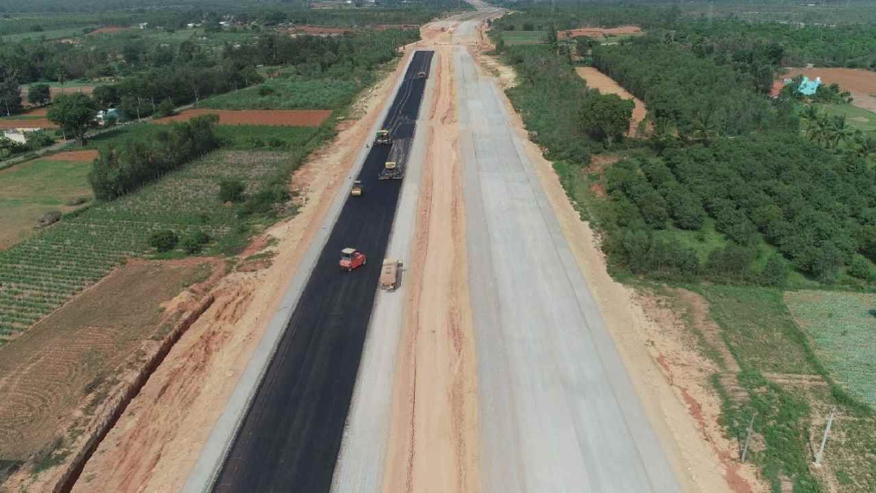 ಬೆಂಗಳೂರು-ಚೆನ್ನೈ ಎಕ್ಸ್‌ಪ್ರೆಸ್ ವೇ ಕಾಮಗಾರಿ ಪೂರ್ಣಗೊಂಡರೆ ಬೆಂಗಳೂರು-ಚೆನ್ನೈ ನಡುವಿನ ಪ್ರಯಾಣದ ಅವಧಿ ಕೇವಲ 3 ಗಂಟೆ ಎಂದು ಕೇಂದ್ರ ಸರ್ಕಾರ ಹೇಳಿದೆ.