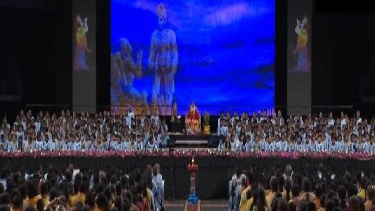 Guru Purnima: ಗುರುಪೂರ್ಣಿಮೆ ಪ್ರಯುಕ್ತ ಅಮೆರಿಕದ ಟೆಕ್ಸಾಸ್ನಲ್ಲಿ 10 ಸಾವಿರ ಜನರಿಂದ ಭಗವದ್ಗೀತೆ ಪಠಣ Guru Purnima: ಗುರುಪೂರ್ಣಿಮೆ ಪ್ರಯುಕ್ತ ಅಮೆರಿಕದ ಟೆಕ್ಸಾಸ್ನಲ್ಲಿ 10 ಸಾವಿರ ಜನರಿಂದ ಭಗವದ್ಗೀತೆ ಪಠಣ