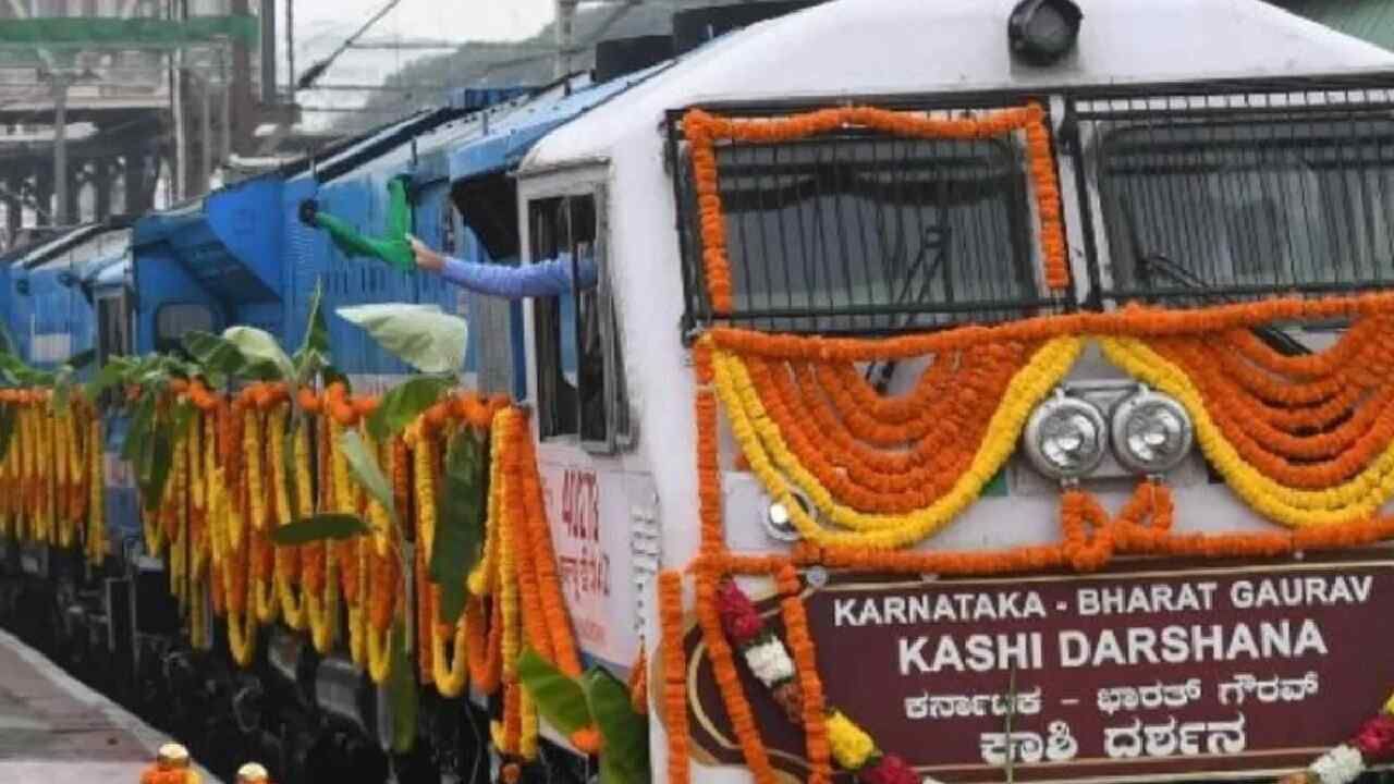 ಬೆಂಗಳೂರು ಟು ಕಾಶಿಗೆ ಹೊರಟ ನಾಲ್ಕನೇ ರೈಲಿಗೆ ಮುಜರಾಯಿ ಸಚಿವ ರಾಮಲಿಂಗಾರೆಡ್ಡಿ ಹಸಿರು ನಿಶಾನೆ