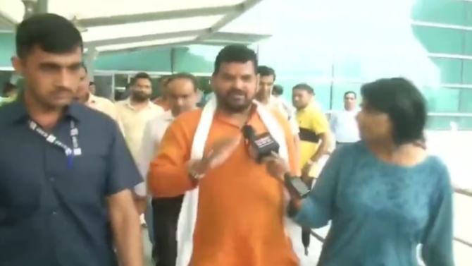 ಆರೋಪಗಳ ಬಗ್ಗೆ ಪತ್ರಕರ್ತೆ ಪ್ರಶ್ನೆ ಕೇಳಿದಾಗ ‘ಚುಪ್’ ಎಂದು ಗದರಿದ ಬಿಜೆಪಿ ಸಂಸದ ಬ್ರಿಜ್ ಭೂಷಣ್ ಶರಣ್ ಸಿಂಗ್ ಆರೋಪಗಳ ಬಗ್ಗೆ ಪತ್ರಕರ್ತೆ ಪ್ರಶ್ನೆ ಕೇಳಿದಾಗ ‘ಚುಪ್’ ಎಂದು ಗದರಿದ ಬಿಜೆಪಿ ಸಂಸದ ಬ್ರಿಜ್ ಭೂಷಣ್ ಶರಣ್ ಸಿಂಗ್