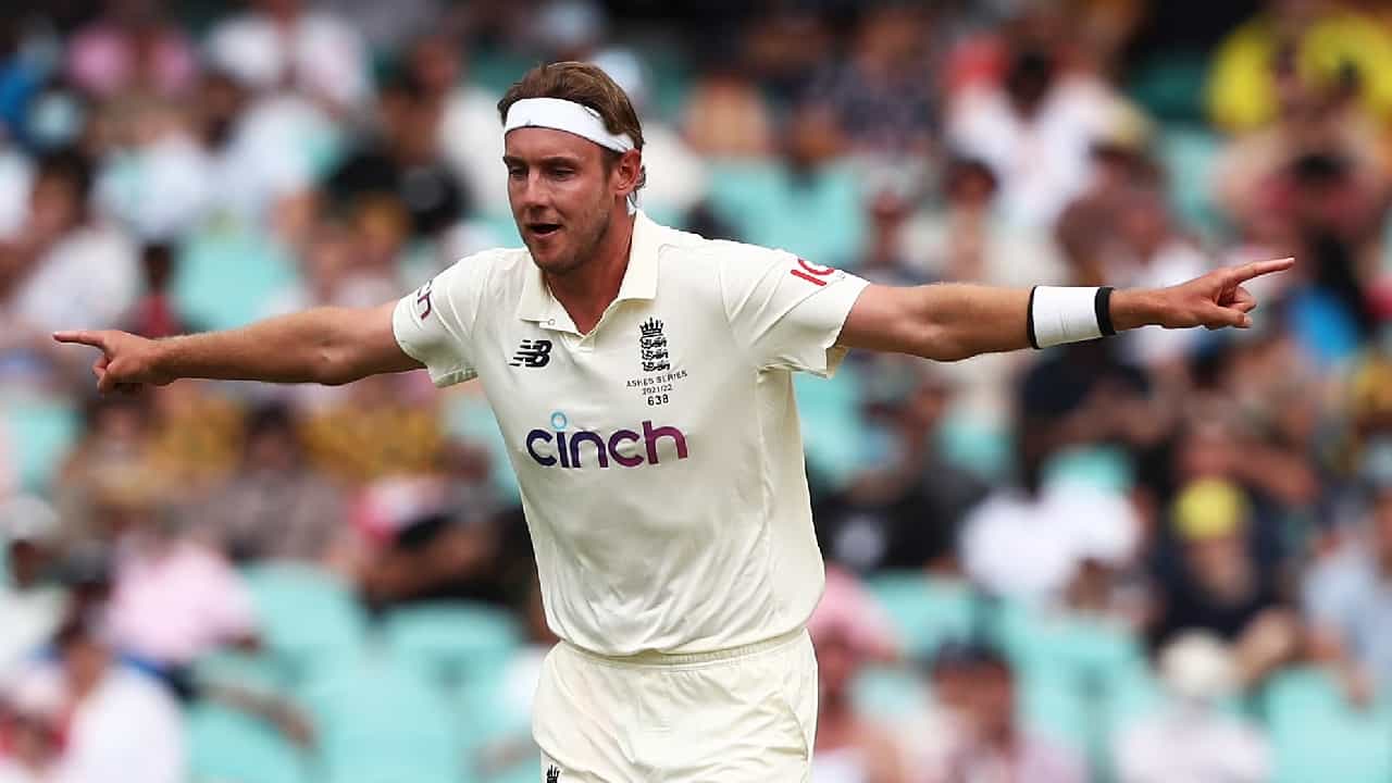 The Ashes, 2023: ಮ್ಯಾಂಚೆಸ್ಟರ್ನಲ್ಲಿ ನಡೆಯುತ್ತಿರುವ ಆ್ಯಶಸ್ ಸರಣಿಯ 4ನೇ ಟೆಸ್ಟ್ ಪಂದ್ಯದಲ್ಲಿ ಆಸ್ಟ್ರೇಲಿಯಾ ವಿರುದ್ಧ ಇಂಗ್ಲೆಂಡ್ ವೇಗಿ ಸ್ಟುವರ್ಟ್ ಬ್ರಾಡ್ 2 ವಿಕೆಟ್ ಕಬಳಿಸಿ ಮಿಂಚಿದ್ದರು. ಇದರೊಂದಿಗೆ ಟೆಸ್ಟ್ ಕ್ರಿಕೆಟ್ನಲ್ಲಿ 600 ವಿಕೆಟ್ ಕಬಳಿಸಿದ ವಿಶ್ವದ 5ನೇ ಬೌಲರ್ ಎನಿಸಿಕೊಂಡರು.