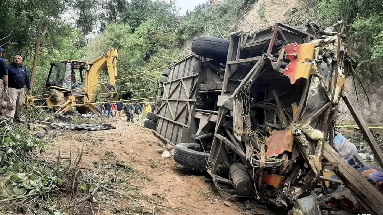Mexico Bus Accident: ಮೆಕ್ಸಿಕೋದಲ್ಲಿ ಭೀಕರ ರಸ್ತೆ ಅಪಘಾತ, 40 ಅಡಿ ಆಳದ ಕಂದಕಕ್ಕೆ ಬಿದ್ದ ಬಸ್, ನವಜಾತ ಶಿಶು ಸೇರಿ 27 ಮಂದಿ ಸಾವು Mexico Bus Accident: ಮೆಕ್ಸಿಕೋದಲ್ಲಿ ಭೀಕರ ರಸ್ತೆ ಅಪಘಾತ, 40 ಅಡಿ ಆಳದ ಕಂದಕಕ್ಕೆ ಬಿದ್ದ ಬಸ್, ನವಜಾತ ಶಿಶು ಸೇರಿ 27 ಮಂದಿ ಸಾವು