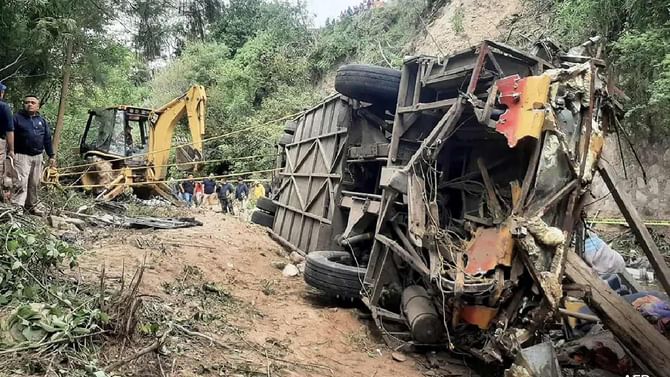 Mexico Bus Accident: ಮೆಕ್ಸಿಕೋದಲ್ಲಿ ಭೀಕರ ರಸ್ತೆ ಅಪಘಾತ, 40 ಅಡಿ ಆಳದ ಕಂದಕಕ್ಕೆ ಬಿದ್ದ ಬಸ್, ನವಜಾತ ಶಿಶು ಸೇರಿ 27 ಮಂದಿ ಸಾವು Mexico Bus Accident: ಮೆಕ್ಸಿಕೋದಲ್ಲಿ ಭೀಕರ ರಸ್ತೆ ಅಪಘಾತ, 40 ಅಡಿ ಆಳದ ಕಂದಕಕ್ಕೆ ಬಿದ್ದ ಬಸ್, ನವಜಾತ ಶಿಶು ಸೇರಿ 27 ಮಂದಿ ಸಾವು