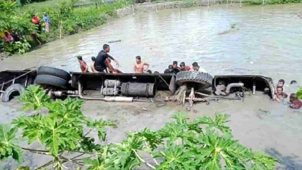 Bangladesh Bus Accident: ಬಾಂಗ್ಲಾದೇಶದಲ್ಲಿ ಕೆರೆಗೆ ಉರುಳಿದ ಬಸ್, ನೀರಿನಲ್ಲಿ ಮುಳುಗಿ 17 ಪ್ರಯಾಣಿಕರು ಸಾವು, 35 ಜನರಿಗೆ ಗಾಯ