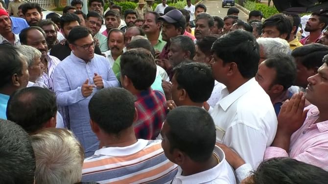 Chikkaballapur News: ಹಾಲಿ ಶಾಸಕ ಪ್ರದೀಪ್ ಈಶ್ವರ್, ಮಾಜಿ ಶಾಸಕ ಡಾ.ಕೆ.ಸುಧಾಕರ್ ಬೆಂಬಲಿಗರಿಂದ ಪರಸ್ಪರ ದೂರು ದಾಖಲು Chikkaballapur News: ಹಾಲಿ ಶಾಸಕ ಪ್ರದೀಪ್ ಈಶ್ವರ್, ಮಾಜಿ ಶಾಸಕ ಡಾ.ಕೆ.ಸುಧಾಕರ್ ಬೆಂಬಲಿಗರಿಂದ ಪರಸ್ಪರ ದೂರು ದಾಖಲು