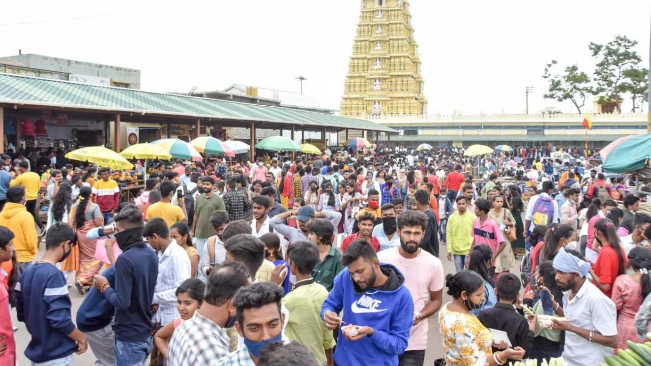ಆಷಾಢ ಮಾಸದ ಕೊನೆ ಶುಕ್ರವಾರ: ಚಾಮುಂಡಿ ಬೆಟ್ಟದಲ್ಲಿ ವಿಶೇಷ, ಪೂಜೆ ಅಲಂಕಾರ: ಹರಿದು ಬಂದ ಭಕ್ತ ಸಾಗರ ಆಷಾಢ ಮಾಸದ ಕೊನೆ ಶುಕ್ರವಾರ: ಚಾಮುಂಡಿ ಬೆಟ್ಟದಲ್ಲಿ ವಿಶೇಷ, ಪೂಜೆ ಅಲಂಕಾರ: ಹರಿದು ಬಂದ ಭಕ್ತ ಸಾಗರ