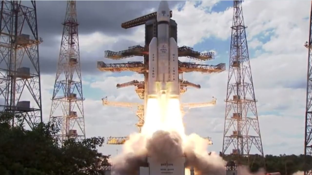 GSLV ಮಾರ್ಕ್ 3 (LVM 3) ಹೆವಿ-ಲಿಫ್ಟ್ ಉಡಾವಣಾ ವಾಹನದಲ್ಲಿ ಬಾಹ್ಯಾಕಾಶ ನೌಕೆಯನ್ನು ಉಡಾವಣೆ ಮಾಡಲಾಯಿತು