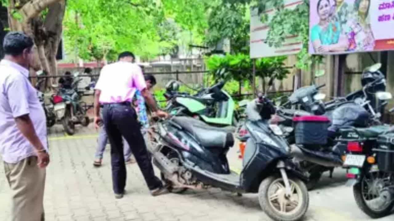 Chikkaballapur: ಕಚೇರಿ ಮುಂದೆ ಅಡ್ಡಾದಿಡ್ಡಿಯಾಗಿ ನಿಲ್ಲಿಸಿದ್ದ ಬೈಕ್ ಟೈರ್ ಗಾಳಿ ಬಿಟ್ಟು ಬಿಸಿ ಮುಟ್ಟಿಸಿದ ತಹಶೀಲ್ದಾರ್ Chikkaballapur: ಕಚೇರಿ ಮುಂದೆ ಅಡ್ಡಾದಿಡ್ಡಿಯಾಗಿ ನಿಲ್ಲಿಸಿದ್ದ ಬೈಕ್ ಟೈರ್ ಗಾಳಿ ಬಿಟ್ಟು ಬಿಸಿ ಮುಟ್ಟಿಸಿದ ತಹಶೀಲ್ದಾರ್