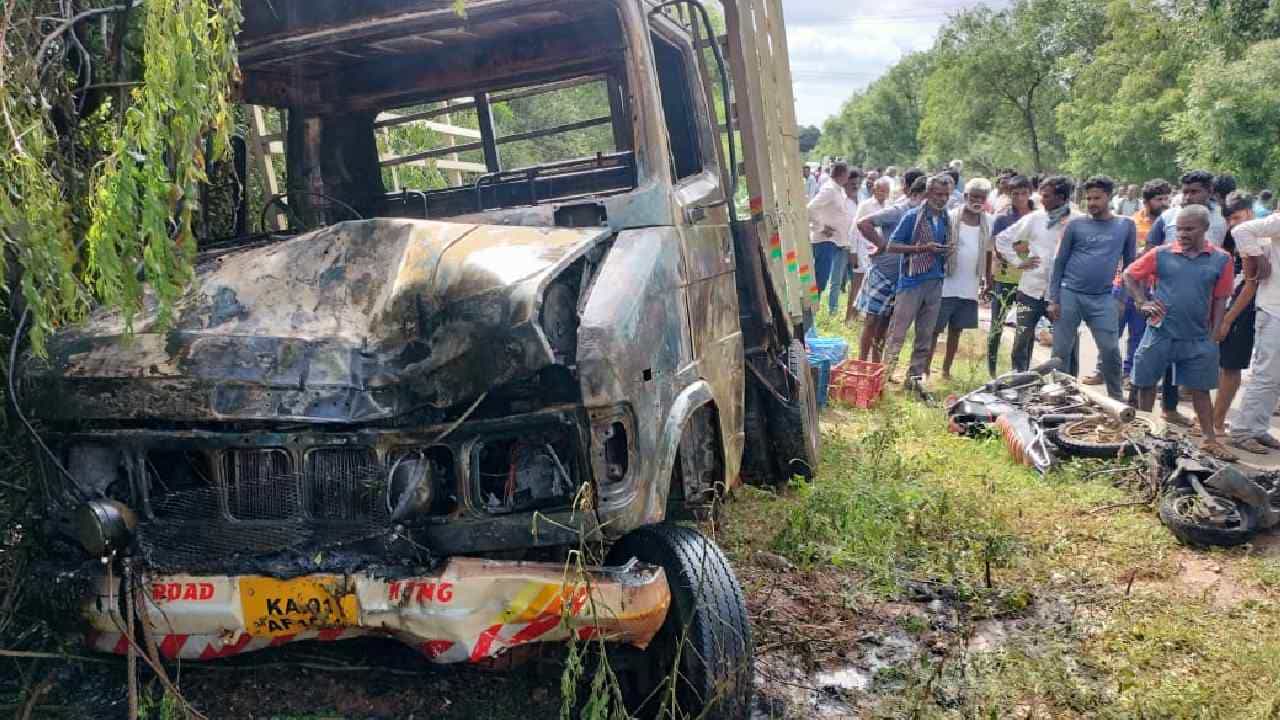 ಚಿಕ್ಕಬಳ್ಳಾಪುರ: ಬೈಕ್-ಸ್ಕೂಟಿಗೆ ಟೆಂಪೊ ಡಿಕ್ಕಿ, ದಂಪತಿ ಸ್ಥಳದಲ್ಲೇ ಸಾವು, ಮಕ್ಕಳಿಗೆ ಗಾಯ ಚಿಕ್ಕಬಳ್ಳಾಪುರ: ಬೈಕ್-ಸ್ಕೂಟಿಗೆ ಟೆಂಪೊ ಡಿಕ್ಕಿ, ದಂಪತಿ ಸ್ಥಳದಲ್ಲೇ ಸಾವು, ಮಕ್ಕಳಿಗೆ ಗಾಯ