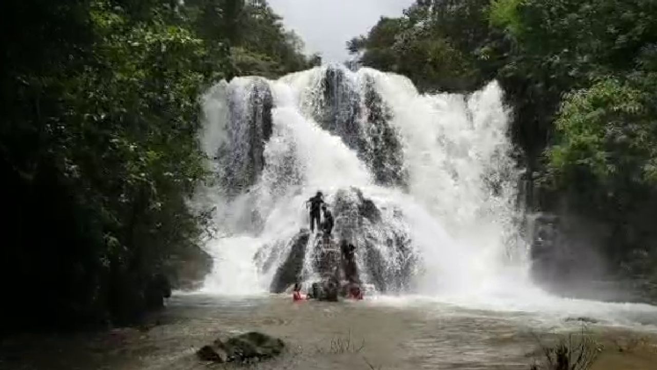 ಧುಮ್ಮುಕ್ಕಿ ಹರಿಯುತ್ತಿರುವ ಜಲಪಾತದ ಬಳಿ ನಿಂತು ಎಂಜಾಯ್ ಮಾಡ್ತಿದ್ದಾರೆ. ಆದ್ರೆ ಸ್ವಲ್ಪ ಯಾಮಾರಿದ್ರು ಜೀವಕ್ಕೆ ಅಪಾಯ ಕಟ್ಟಿಟ್ಟಬುತ್ತಿ.