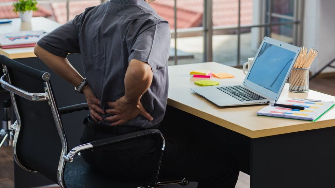 Health risks of Sitting: ಕಛೇರಿಯಲ್ಲಿ ಇಡೀ ದಿನ ಕುಳಿತುಕೊಂಡೆ ಇರುತ್ತೀರಾ? ಹಾಗಿದ್ದರೆ ಅಪಾಯವನ್ನು ತಿಳಿದುಕೊಳ್ಳಿ