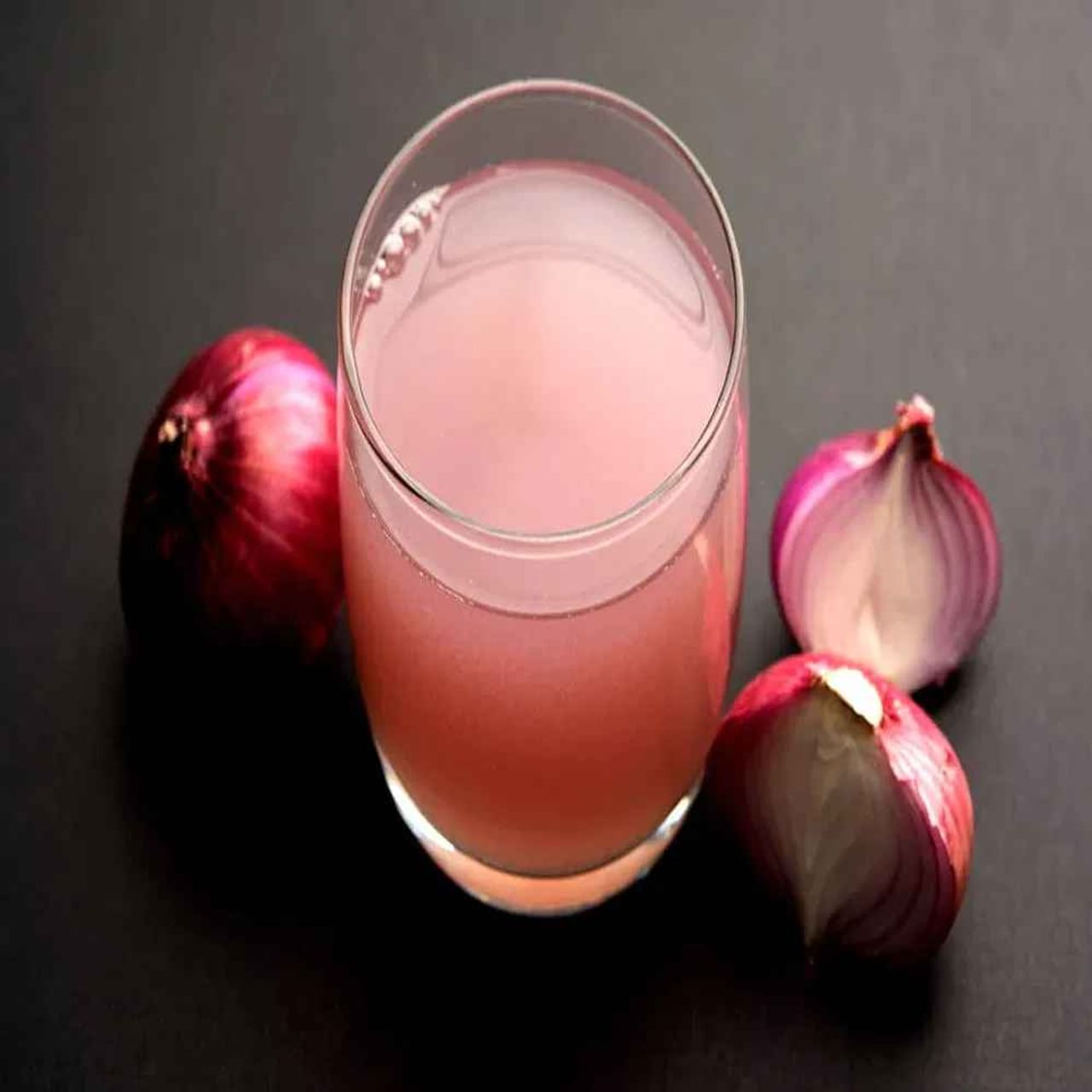 Onion Juice Benefits - ಈರುಳ್ಳಿ ರಸವು ಅನೇಕ ಪ್ರಯೋಜನಗಳನ್ನು ಹೊಂದಿದೆ. ಕೂದಲಿನ ಬೆಳವಣಿಗೆಗೆ ಇದು ತುಂಬಾ ಒಳ್ಳೆಯದು. ಈರುಳ್ಳಿ ರಸವು ಆಂಟಿಆಕ್ಸಿಡೆಂಟ್ ಕ್ಯಾನ್ಸರ್ ವಿರೋಧಿ ಗುಣಗಳನ್ನು ಹೊಂದಿದೆ. ಈರುಳ್ಳಿ ರಸವು ರೋಗಗಳನ್ನು ಗುಣಪಡಿಸುತ್ತದೆ.  ಈರುಳ್ಳಿ ರಸದ ಪ್ರಯೋಜನಗಳನ್ನು ಇಲ್ಲಿ ತಿಳಿಯೋಣ.