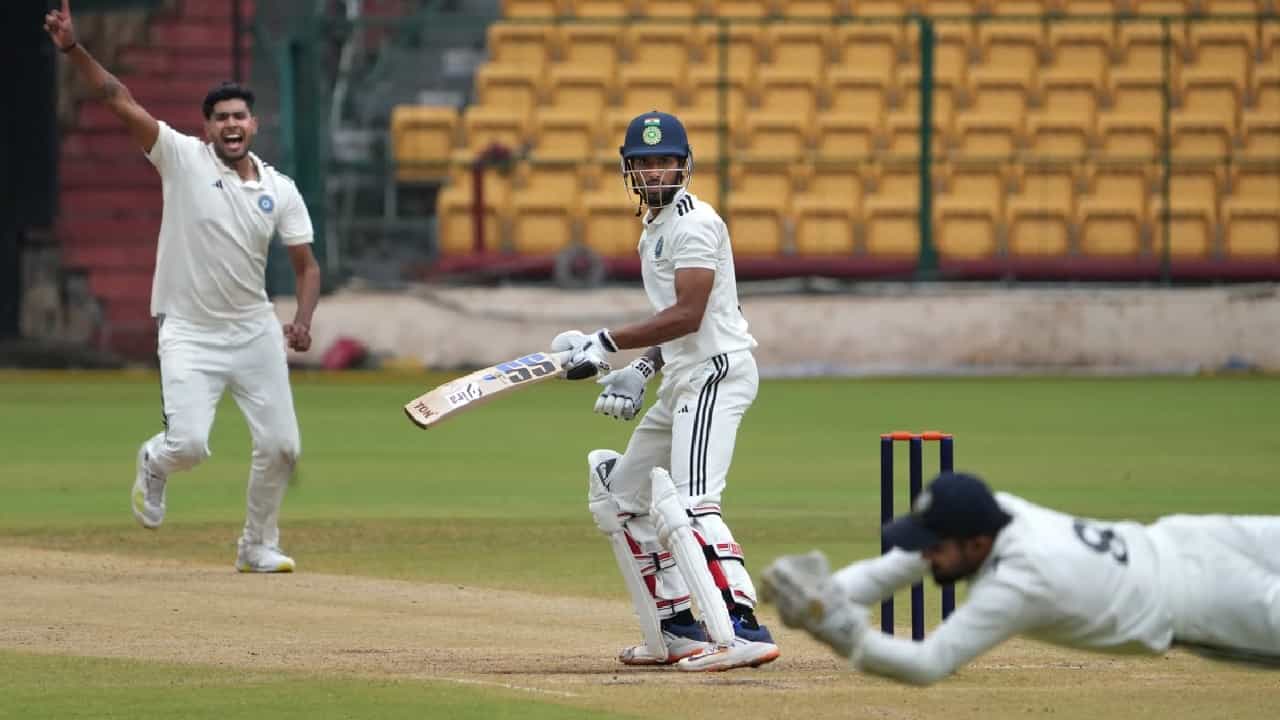 Duleep Trophy 2023: ರೋಚಕಘಟ್ಟದಲ್ಲಿ ದುಲೀಪ್ ಟ್ರೋಫಿ ಫೈನಲ್ ಪಂದ್ಯ Duleep Trophy 2023: ರೋಚಕಘಟ್ಟದಲ್ಲಿ ದುಲೀಪ್ ಟ್ರೋಫಿ ಫೈನಲ್ ಪಂದ್ಯ