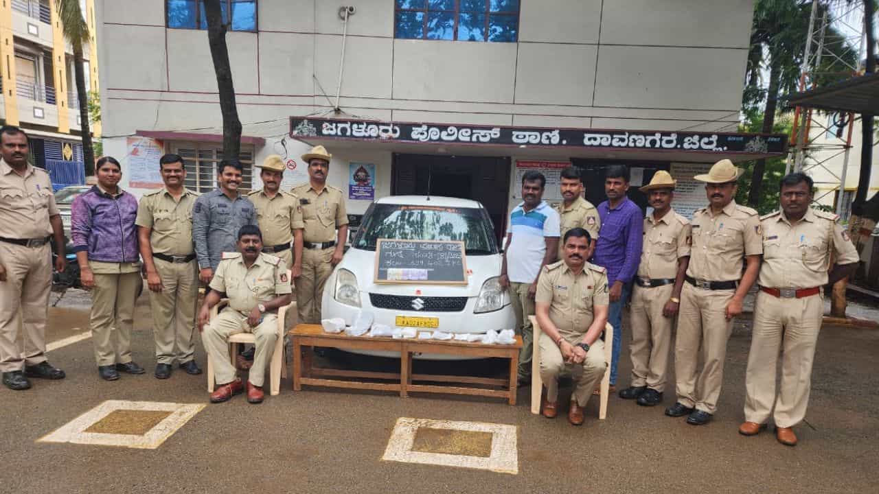 ಸಿನಿಮೀಯ ರೀತಿಯಲ್ಲಿ ಬೆನ್ನಟ್ಟಿ ದರೋಡೆ ಹಾಗೂ ದೇವಸ್ಥಾನದ ನಿಧಿ ಕಳ್ಳರ ಗ್ಯಾಂಗ್ ಹಿಡಿದ ದಾವಣಗೆರೆ ಪೊಲೀಸ್ರು ಸಿನಿಮೀಯ ರೀತಿಯಲ್ಲಿ ಬೆನ್ನಟ್ಟಿ ದರೋಡೆ ಹಾಗೂ ದೇವಸ್ಥಾನದ ನಿಧಿ ಕಳ್ಳರ ಗ್ಯಾಂಗ್ ಹಿಡಿದ ದಾವಣಗೆರೆ ಪೊಲೀಸ್ರು