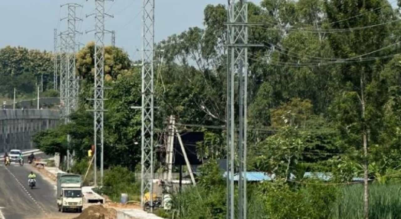 Bengaluru Mysuru Expressway: ಎಕ್ಸ್ಪ್ರೆಸ್ ವೇಯಲ್ಲಿ ಬೀಳುತ್ತಿರುವ ವಿದ್ಯುತ್ ಕಂಬಗಳು; ಪ್ರಯಾಣಿಕರಿಗೆ ಆತಂಕ Bengaluru Mysuru Expressway: ಎಕ್ಸ್ಪ್ರೆಸ್ ವೇಯಲ್ಲಿ ಬೀಳುತ್ತಿರುವ ವಿದ್ಯುತ್ ಕಂಬಗಳು; ಪ್ರಯಾಣಿಕರಿಗೆ ಆತಂಕ