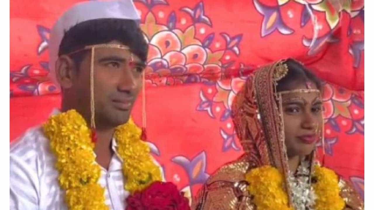 Wedding in Graveyard: ಮಗಳ ಪ್ರೇಮ ವಿವಾಹವನ್ನು ಸ್ಮಶಾನದಲ್ಲಿ ಅದ್ಧೂರಿಯಾಗಿ ನಡೆಸಿದ ಅಪ್ಪ: ಕಾರಣ ಮಾರ್ಮಿಕವಾಗಿದೆ, ಓದಿ Wedding in Graveyard: ಮಗಳ ಪ್ರೇಮ ವಿವಾಹವನ್ನು ಸ್ಮಶಾನದಲ್ಲಿ ಅದ್ಧೂರಿಯಾಗಿ ನಡೆಸಿದ ಅಪ್ಪ: ಕಾರಣ ಮಾರ್ಮಿಕವಾಗಿದೆ, ಓದಿ