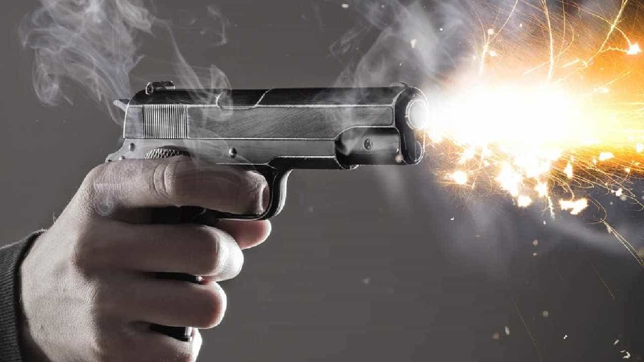 Delhi Murder: ಮಹಿಳೆಯನ್ನು ಹತ್ಯೆ ಮಾಡಿ, ಟೆರೇಸ್ನಲ್ಲಿ ಗುಂಡು ಹಾರಿಸಿಕೊಂಡು ಆತ್ಮಹತ್ಯೆಗೆ ಶರಣಾದ ಆರೋಪಿ Delhi Murder: ಮಹಿಳೆಯನ್ನು ಹತ್ಯೆ ಮಾಡಿ, ಟೆರೇಸ್ನಲ್ಲಿ ಗುಂಡು ಹಾರಿಸಿಕೊಂಡು ಆತ್ಮಹತ್ಯೆಗೆ ಶರಣಾದ ಆರೋಪಿ