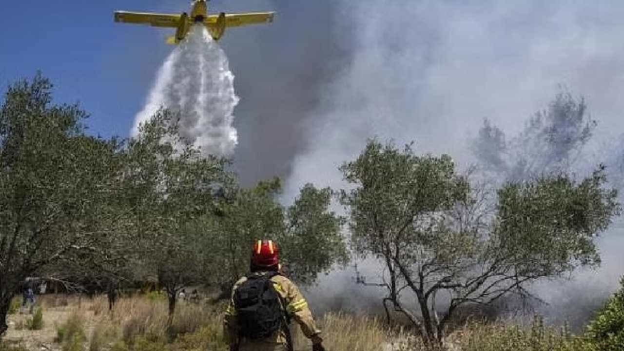 Plane Crash: ಗ್ರೀಸ್ನ ಕಾಡ್ಗಿಚ್ಚು ನಂದಿಸಲು ಬಂದಿದ್ದ ವಿಮಾನ ಪತನ, ಇಬ್ಬರು ಪೈಲಟ್ಗಳು ಸಾವು Plane Crash: ಗ್ರೀಸ್ನ ಕಾಡ್ಗಿಚ್ಚು ನಂದಿಸಲು ಬಂದಿದ್ದ ವಿಮಾನ ಪತನ, ಇಬ್ಬರು ಪೈಲಟ್ಗಳು ಸಾವು
