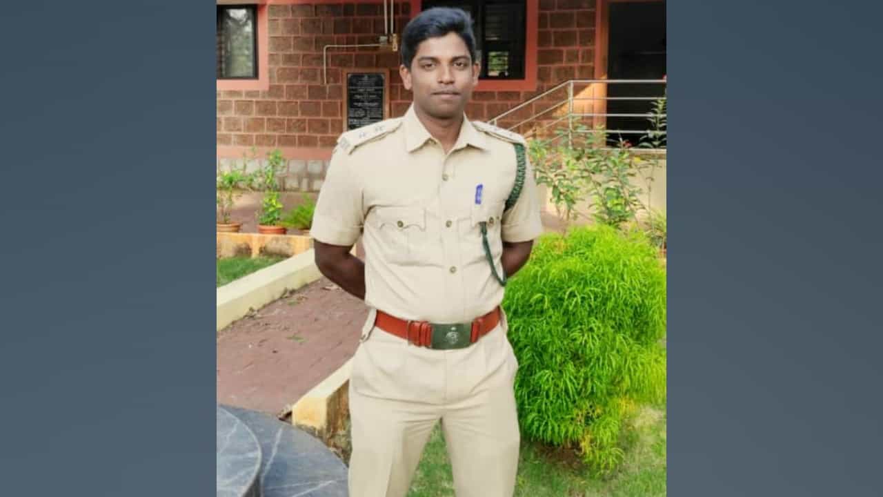 Hubli News: ಕಳೆನಾಶಕ ಸಿಂಪಡಿಸಿದ ಬಳಿಕ ಅಸ್ವಸ್ಥಗೊಂಡಿದ್ದ ಅರಣ್ಯಾಧಿಕಾರಿ ಸಾವು Hubli News: ಕಳೆನಾಶಕ ಸಿಂಪಡಿಸಿದ ಬಳಿಕ ಅಸ್ವಸ್ಥಗೊಂಡಿದ್ದ ಅರಣ್ಯಾಧಿಕಾರಿ ಸಾವು