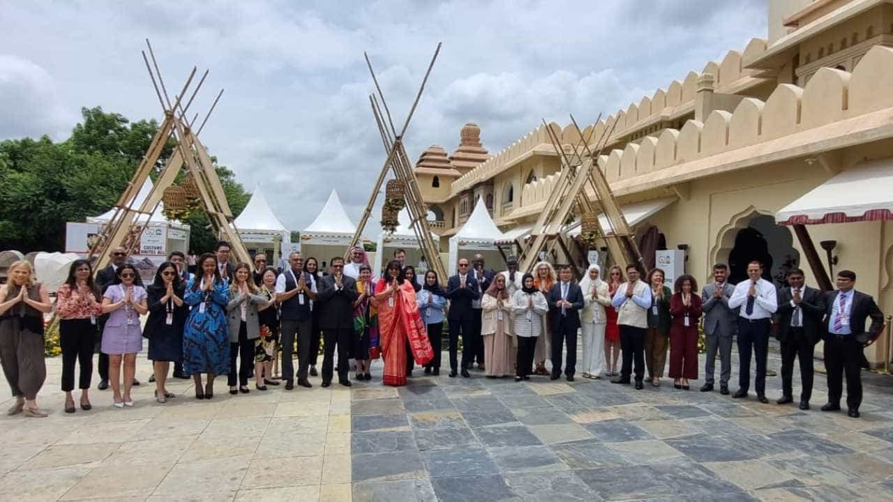 Hampi G20 Summit: ವಿಜಯನಗರ ಭವ್ಯ ಪರಂಪರೆಗೆ ಜಿ20 ಪ್ರತಿನಿಧಿಗಳು ಫಿದಾ: ಬೆಳ್ಳಂ ಬೆಳಿಗ್ಗೆ ಯೋಗ, ಧ್ಯಾನ ಹಾಗೂ ಪಾರ್ಥನೆಯಲ್ಲಿ ನಿರತ Hampi G20 Summit: ವಿಜಯನಗರ ಭವ್ಯ ಪರಂಪರೆಗೆ ಜಿ20 ಪ್ರತಿನಿಧಿಗಳು ಫಿದಾ: ಬೆಳ್ಳಂ ಬೆಳಿಗ್ಗೆ ಯೋಗ, ಧ್ಯಾನ ಹಾಗೂ ಪಾರ್ಥನೆಯಲ್ಲಿ ನಿರತ