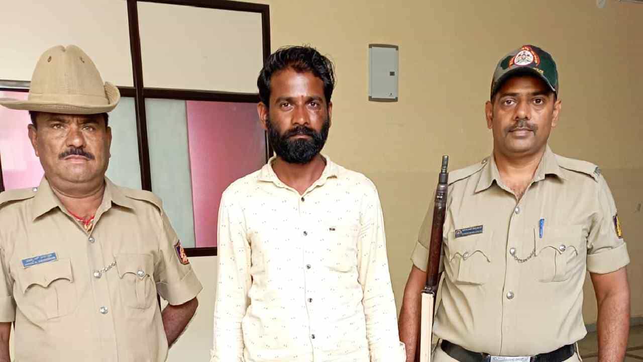 ಗದಗ: ಅಪ್ರಾಪ್ತೆ ಮೇಲೆ ಅತ್ಯಾಚಾರ ಆರೋಪ ಸಾಬೀತು, ಅಪರಾಧಿಗೆ 20 ವರ್ಷ ಜೈಲು ಶಿಕ್ಷೆ ಗದಗ: ಅಪ್ರಾಪ್ತೆ ಮೇಲೆ ಅತ್ಯಾಚಾರ ಆರೋಪ ಸಾಬೀತು, ಅಪರಾಧಿಗೆ 20 ವರ್ಷ ಜೈಲು ಶಿಕ್ಷೆ