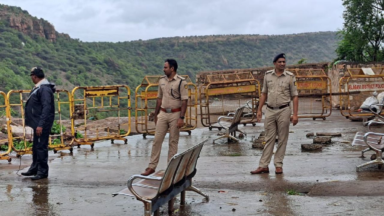 ಗೋಕಾಕ್​​ ಫಾಲ್ಸ್​ನಲ್ಲಿ ಪೊಲೀಸ್ ಭದ್ರತೆ, ದೂರದಿಂದಲೇ ನಿಂತು ಫಾಲ್ಸ್​​​ ವೀಕ್ಷಣೆಗೆ ಅವಕಾಶ