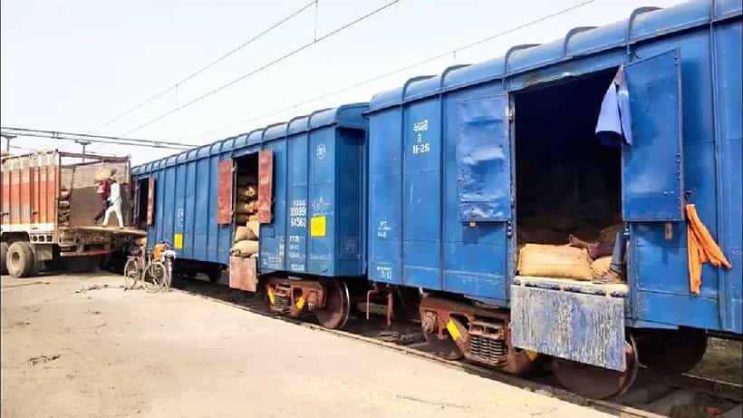 Uttar Pradesh: ಗೂಡ್ಸ್ ರೈಲು ಮೈ ಮೇಲೆ ಹರಿದರೂ ಪವಾಡವೆಂಬಂತೆ ಬದುಕಿ ಬಂದ ಮಹಿಳೆ