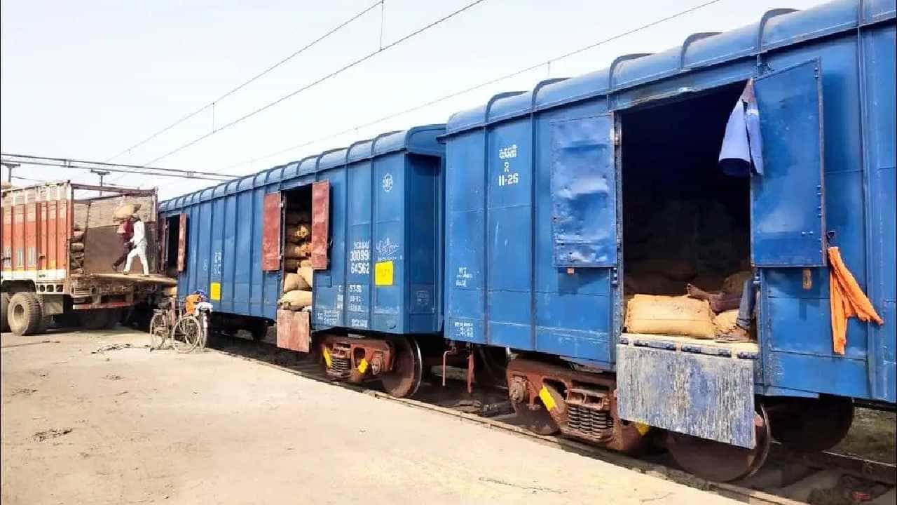 Uttar Pradesh: ಗೂಡ್ಸ್ ರೈಲು ಮೈ ಮೇಲೆ ಹರಿದರೂ ಪವಾಡವೆಂಬಂತೆ ಬದುಕಿ ಬಂದ ಮಹಿಳೆ Uttar Pradesh: ಗೂಡ್ಸ್ ರೈಲು ಮೈ ಮೇಲೆ ಹರಿದರೂ ಪವಾಡವೆಂಬಂತೆ ಬದುಕಿ ಬಂದ ಮಹಿಳೆ